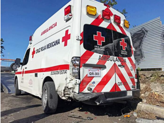 ‘SERVICIO EXPRESS’: Automovilista se estrella contra ambulancia en Cancún… y los mismos paramédicos chocados le dieron atención a mujer golpeada