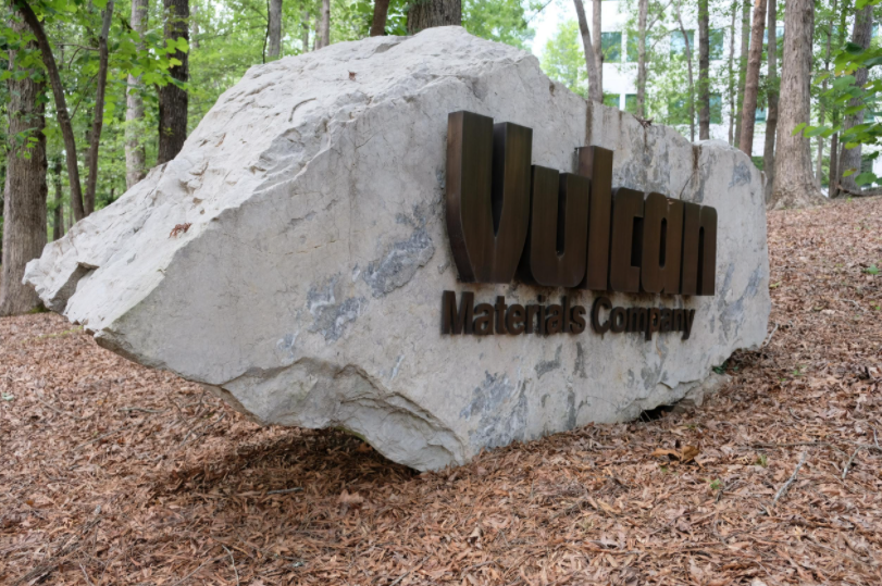 AMLO invita a Vulcan Materials Company a desarrollar proyecto turístico en la mina que actualmente explotan en Playa del Carmen