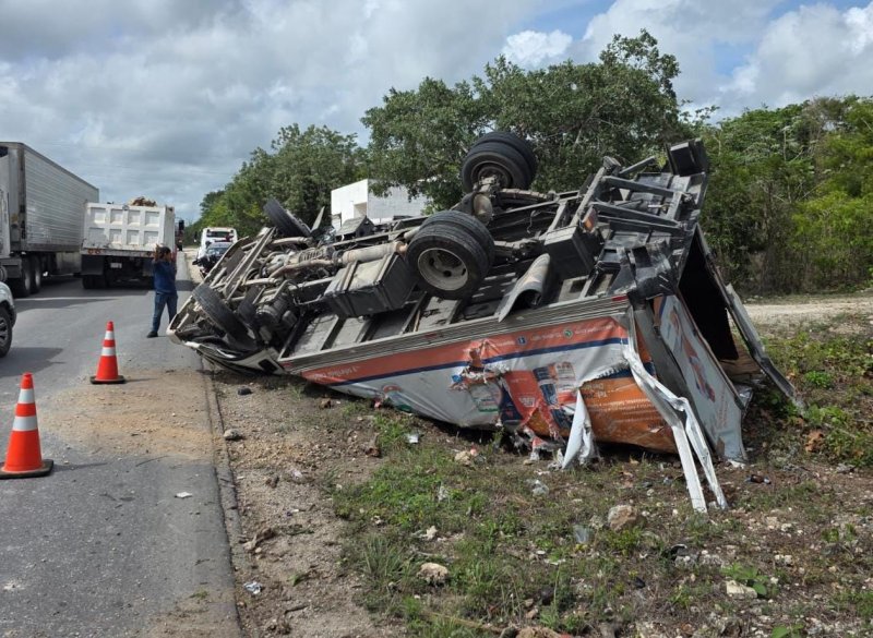 Se registró un aparatoso accidente este lunes, sobre la carretera Gas Auto, donde por una falla mecánica el operador de un camión, tipo caja, chocó con otra unidad y terminó volcado