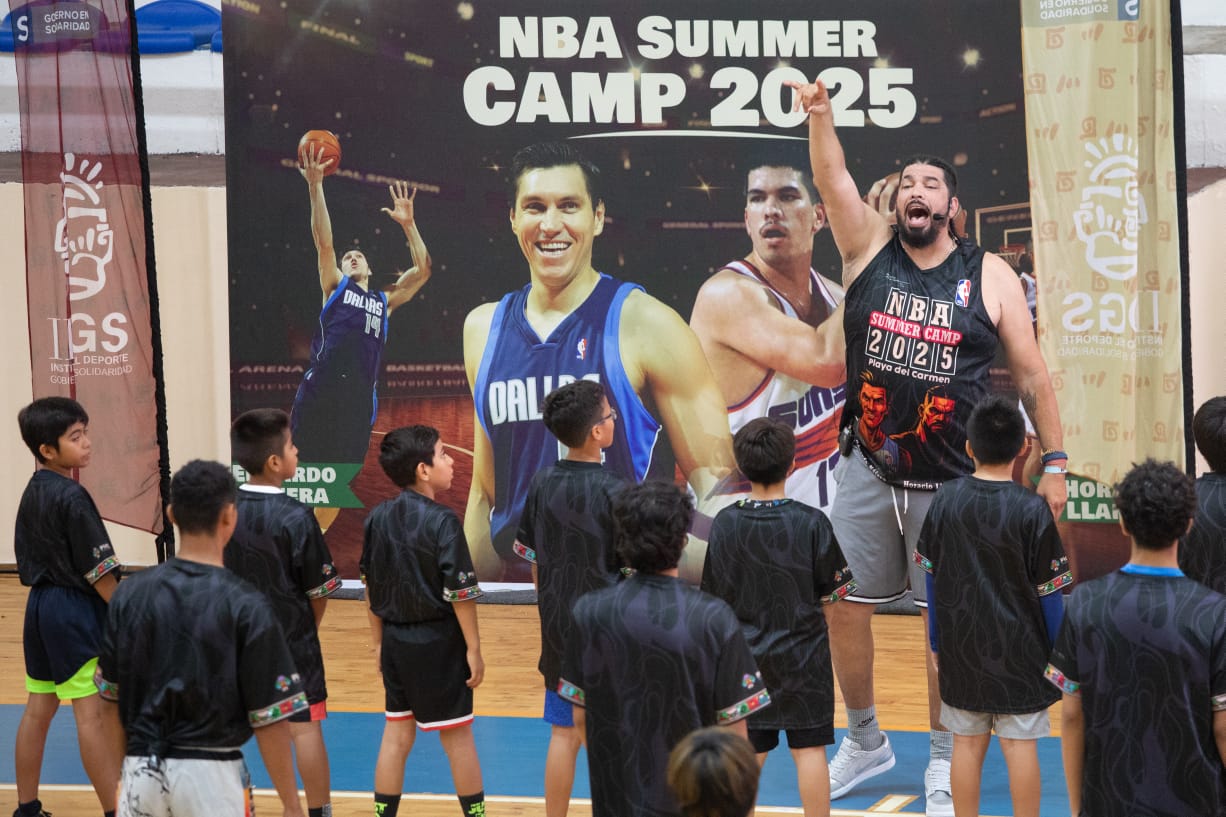 Eduardo Nájera y Horacio Llamas comparten su experiencia a jóvenes basquetbolistas de Playa del Carmen durante el NBA Summer Camp