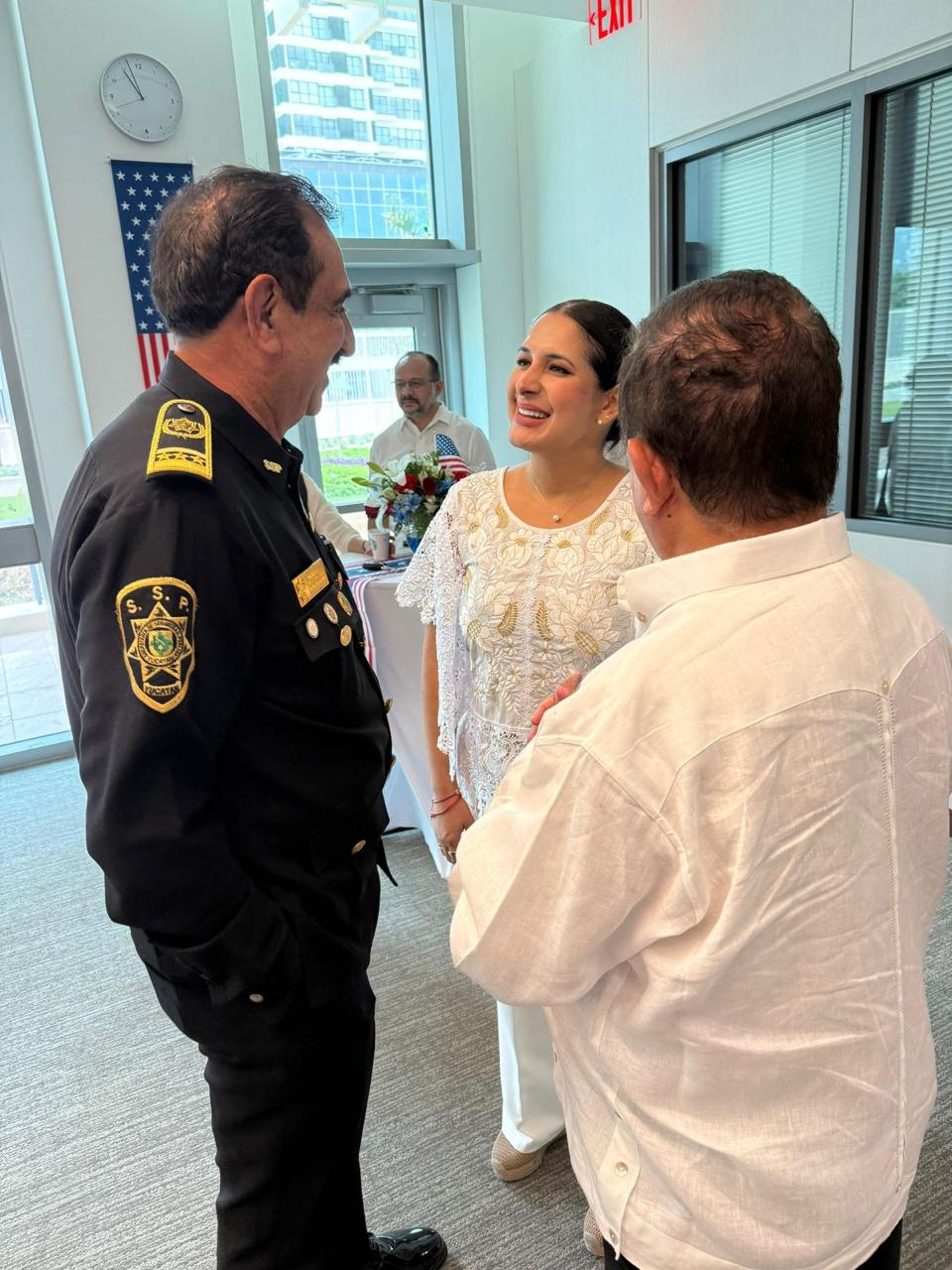 Estefanía Mercado sostiene encuentro con Luis Felipe Saidén Ojeda, secretario de seguridad de Yucatán, en el marco del Día de la Independencia de EE.UU.