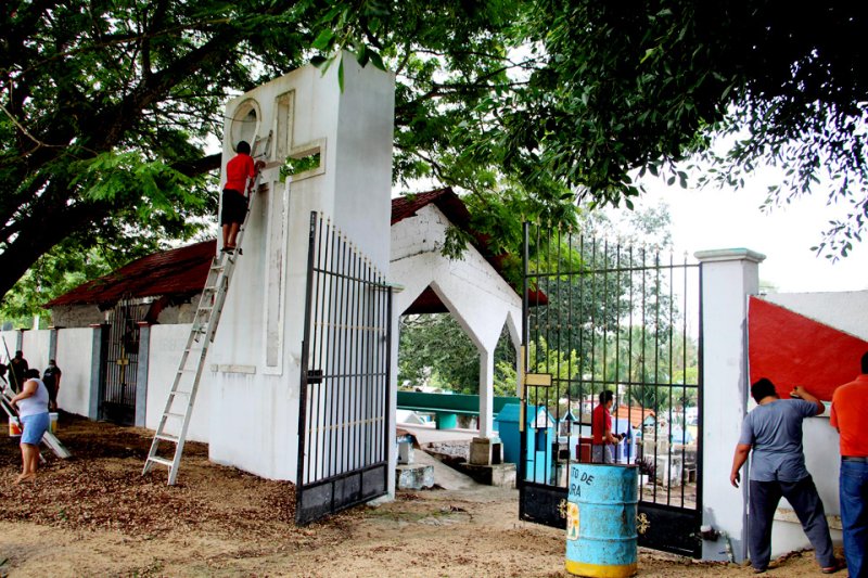 Ayuntamiento de José María Morelos inicia limpieza en panteón municipal para el Día de Muertos