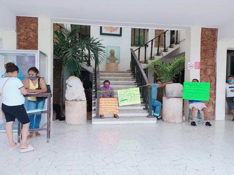Trabajadores del Ayuntamiento de Felipe Carrillo Puerto toman instalaciones del palacio municipal