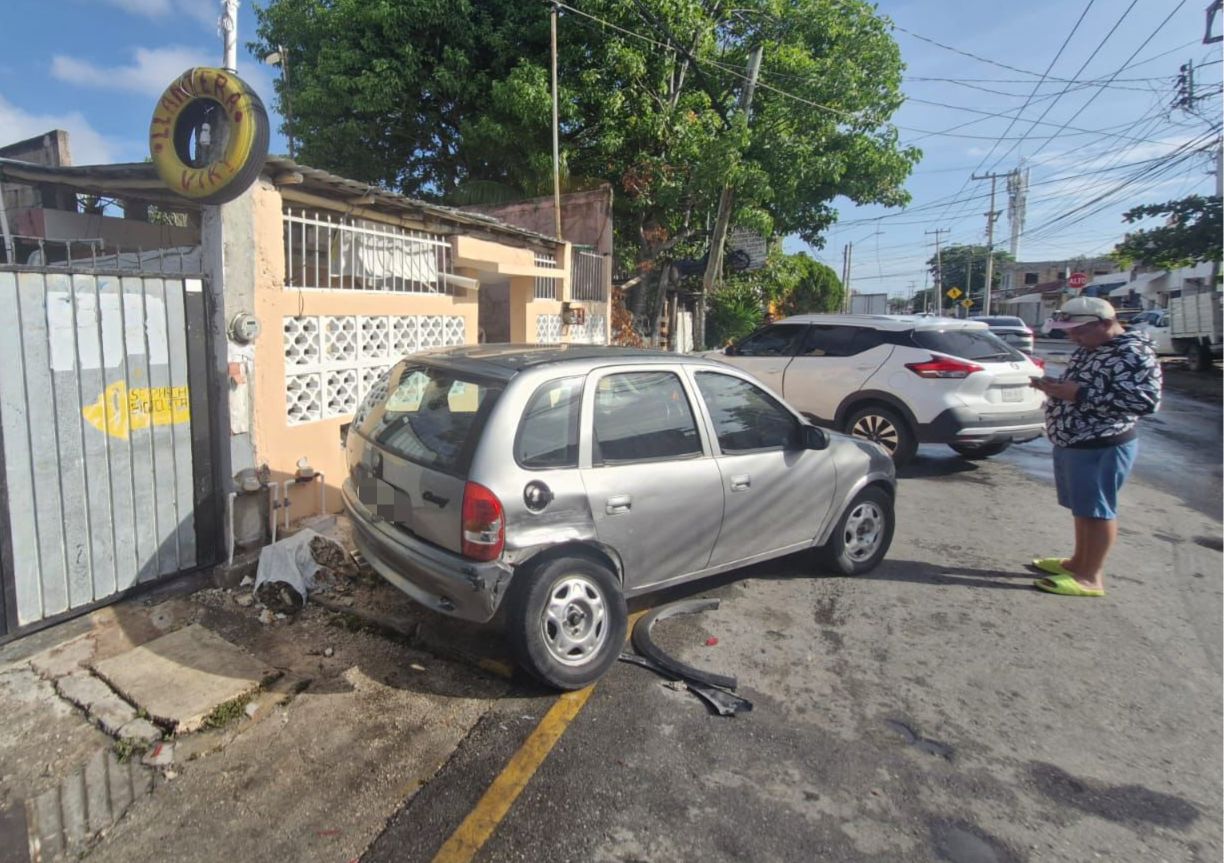 Un conductor por su falta de precaución perdió el control de su unidad y al girar hacías la izquierda chocó con un vehículo estacionado sobre la avenida Diagonal Tulum
