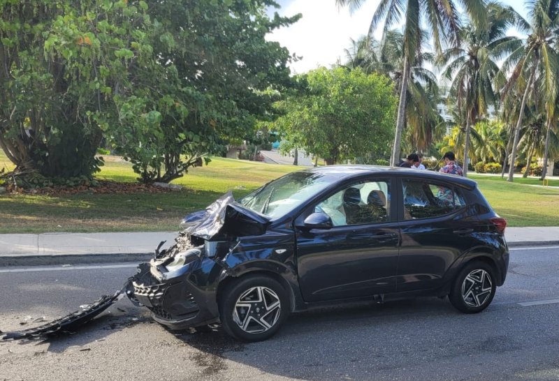 Un aparatoso accidente por alcance se registró un accidente de tránsito en el Boulevard Kukulcán, a la altura del kilómetro 16 600, donde no se reportaron lesionados.