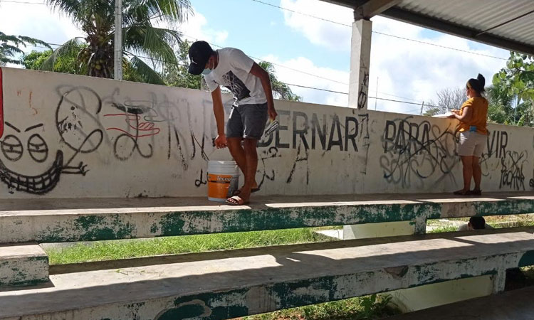 Grupo de jóvenes rescatan espacios deportivos y de recreación en abandono en Felipe Carrillo Puerto