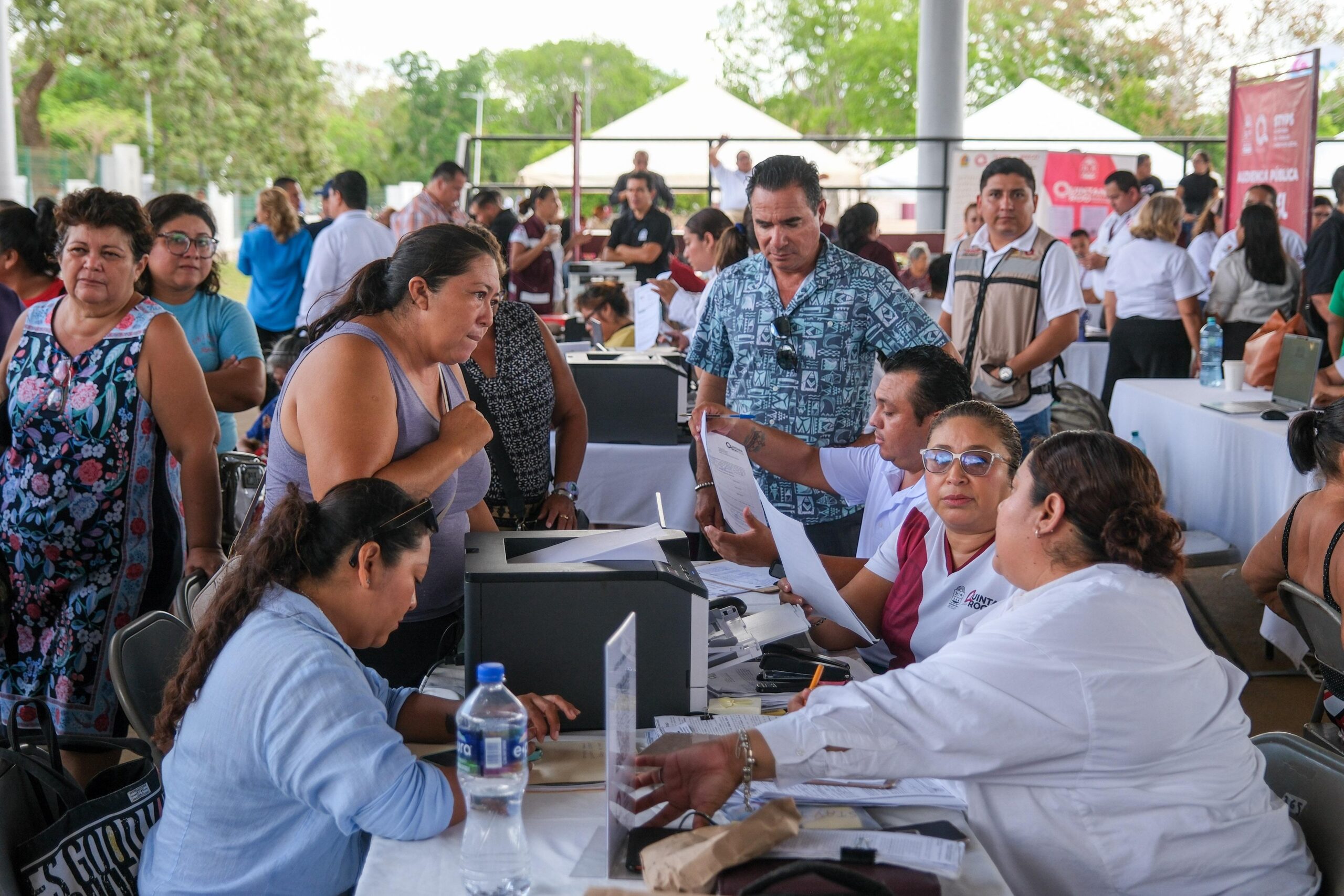 En audiencia “La Voz del Pueblo”, Mara Lezama atiende y responde de forma inmediata a habitantes de Cozumel