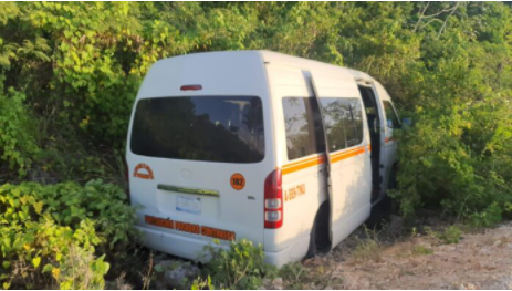 ACCIDENTE CON SUERTE: Urvan de pasajeros de sale del camino en tramo carretero de Playa del Carmen