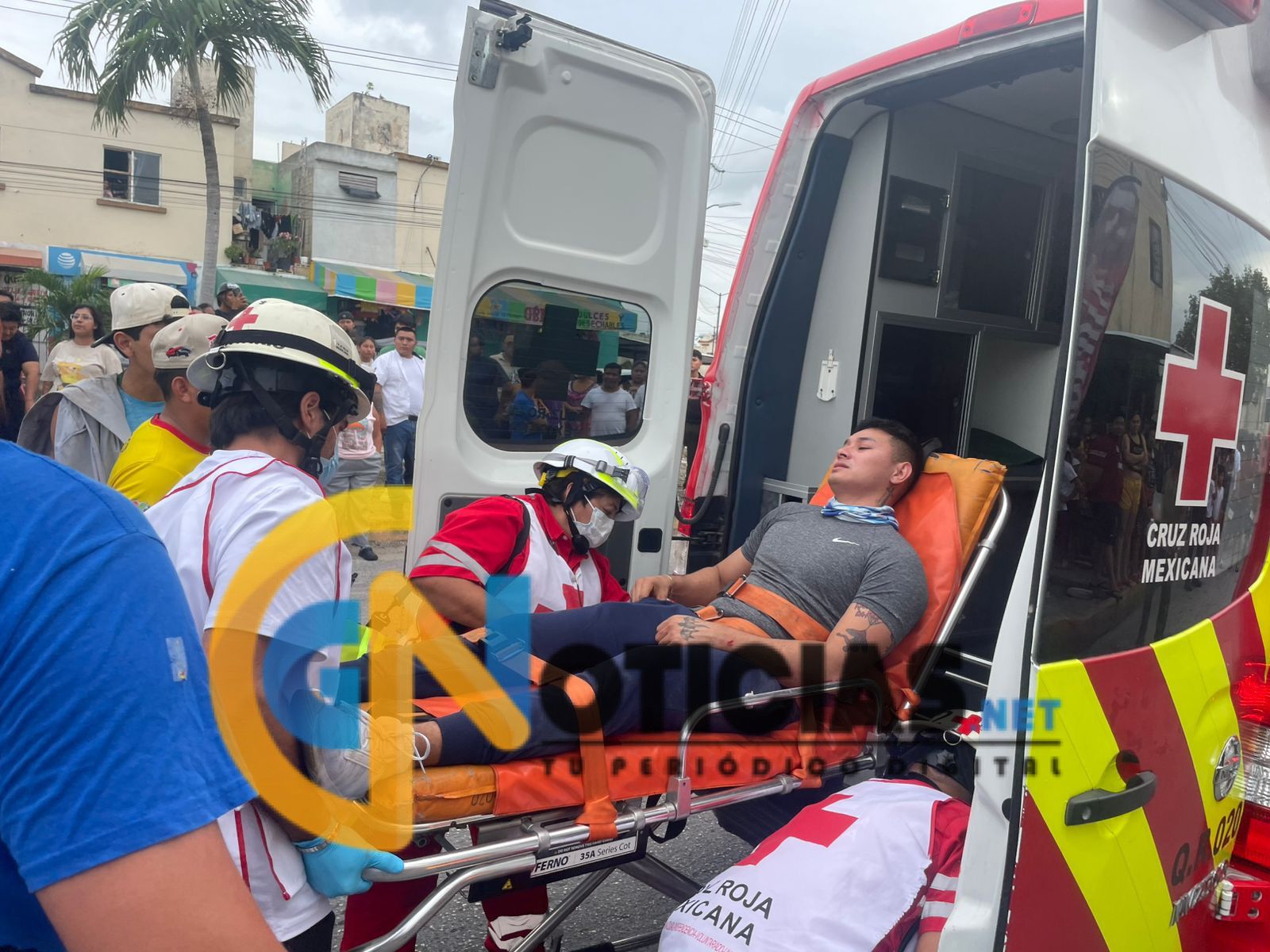 Tenían que ser nuevamente los del Valle: Camión arrolla a familia en moto por ir usando el celular