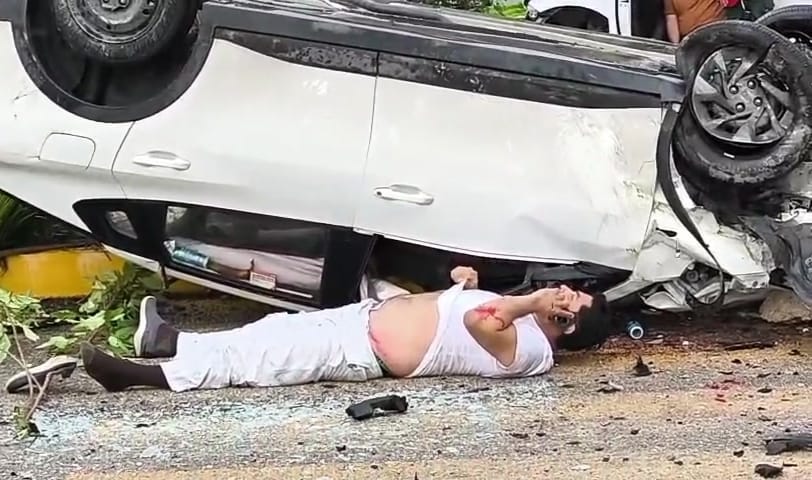 Un aparatoso accidente dejó cuantiosos daños materiales y por lo menos un lesionado en la entrada a la estación del Tren Maya.