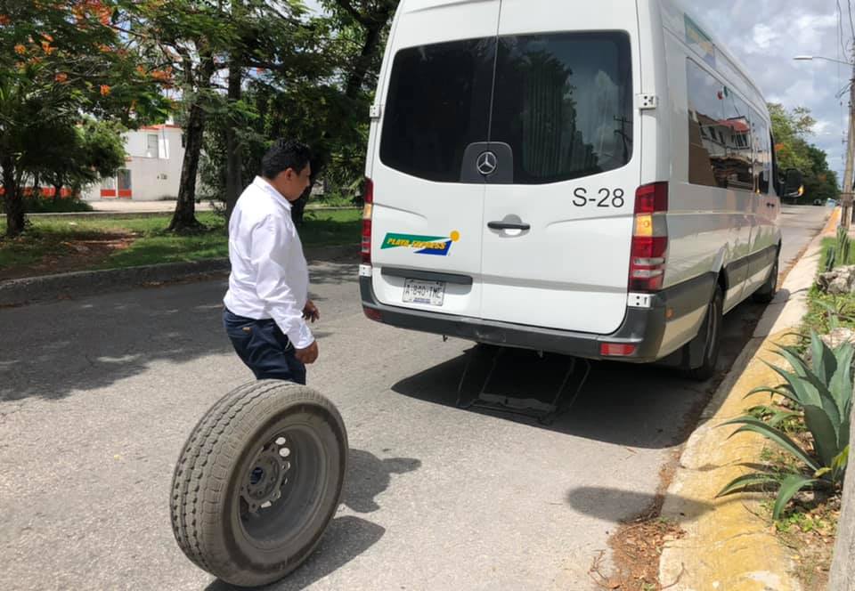 Llanta de refacción de una van de Playa Express se desprendió de la unidad ocasionando accidentes