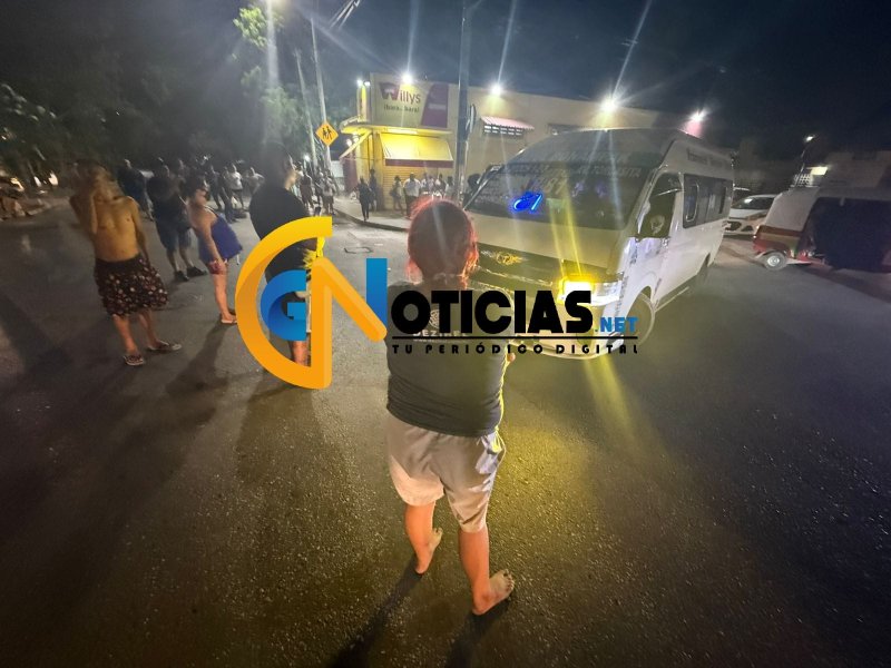 Un grupo de vecinos de la región 247 bloquearon la avenida Los Tules luego de que desde las 2 de la madrugada no tienen luz y hasta el momento no ha llegado el personal de la CFE para reparar el daño.