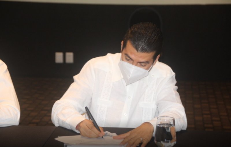 Candidatos a diputados firman acuerdo con empresarios de Cancún para regresar fondos federales