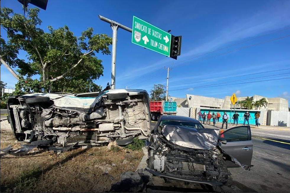 APARATOSO CHOQUE MAÑANERO: Dos heridos graves tras accidente a la altura del sindicato de taxistas de Playa del Carmen