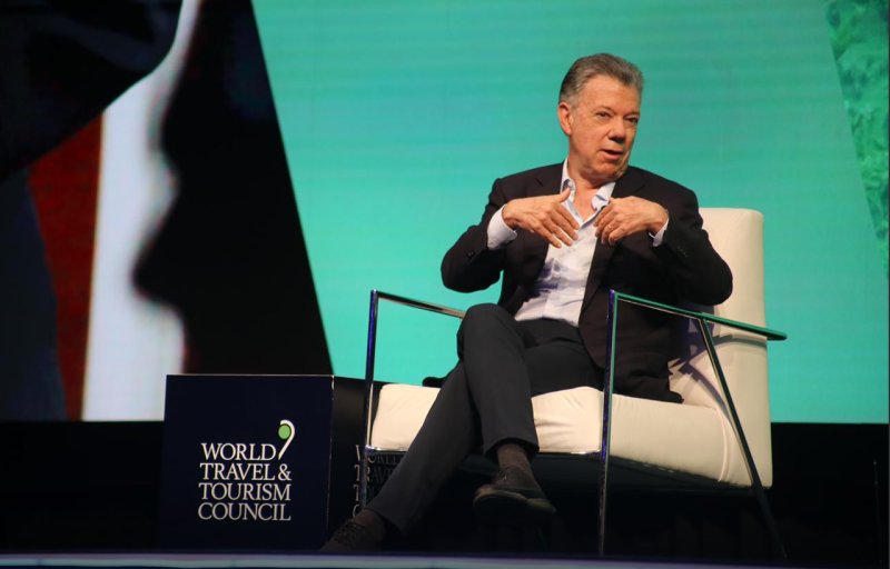 Desde la Cumbre de Turismo en Cancún, pide ex Presidente colombiano Juan Manuel Santos “por favor” levantar restricción de patentes de vacuna COVID-19