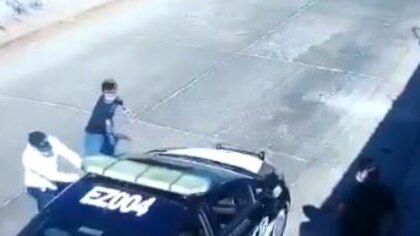 El momento en el que tres sujetos ejecutan a balazos a policía a bordo de su patrulla en Morelos