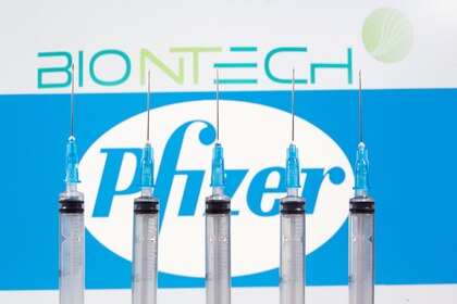 Por qué el Reino Unido aprobó la vacuna de Pfizer contra el coronavirus en tiempo récord: antes que EEUU y el resto de Europa