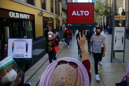 López-Gatell felicitó a Sheinbaum en medio de las nuevas restricciones en CDMX por aumento de contagios de COVID-19