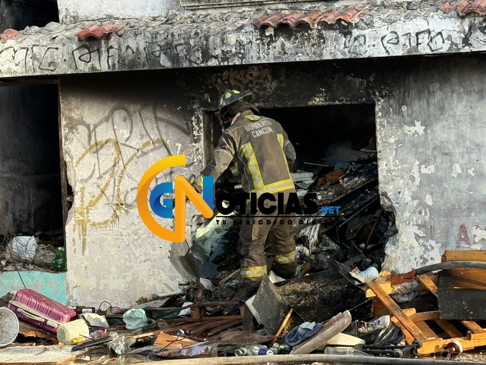Una vez más los indigentes provocaron incendio en un inmueble por lo que de inmediato se activaron los servicios de emergencia pues se les salió de control.