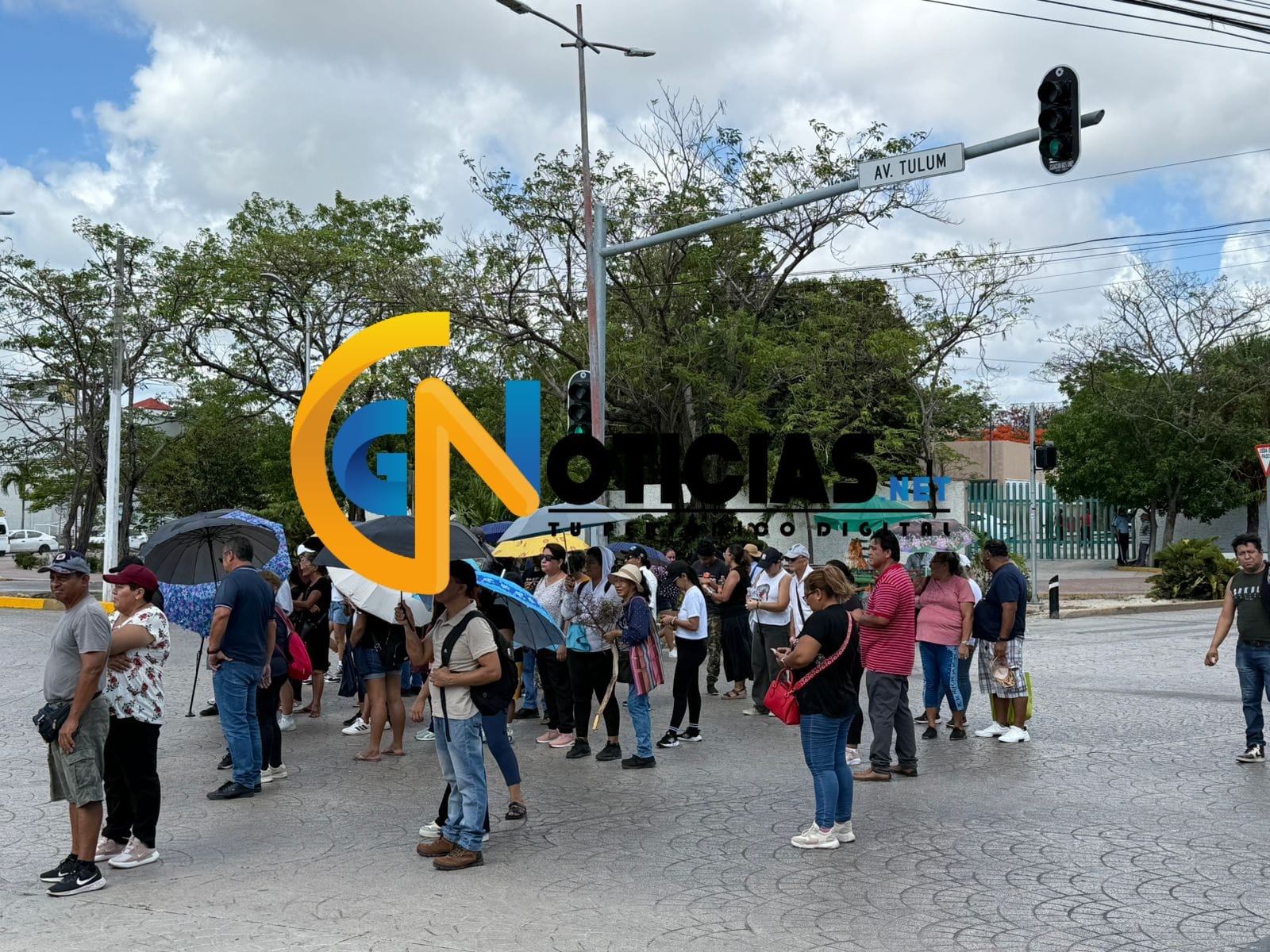 Manifestación por predial colapsa el centro de Cancún; bloquean avenida Cobá tras fallida mesa de diálogo