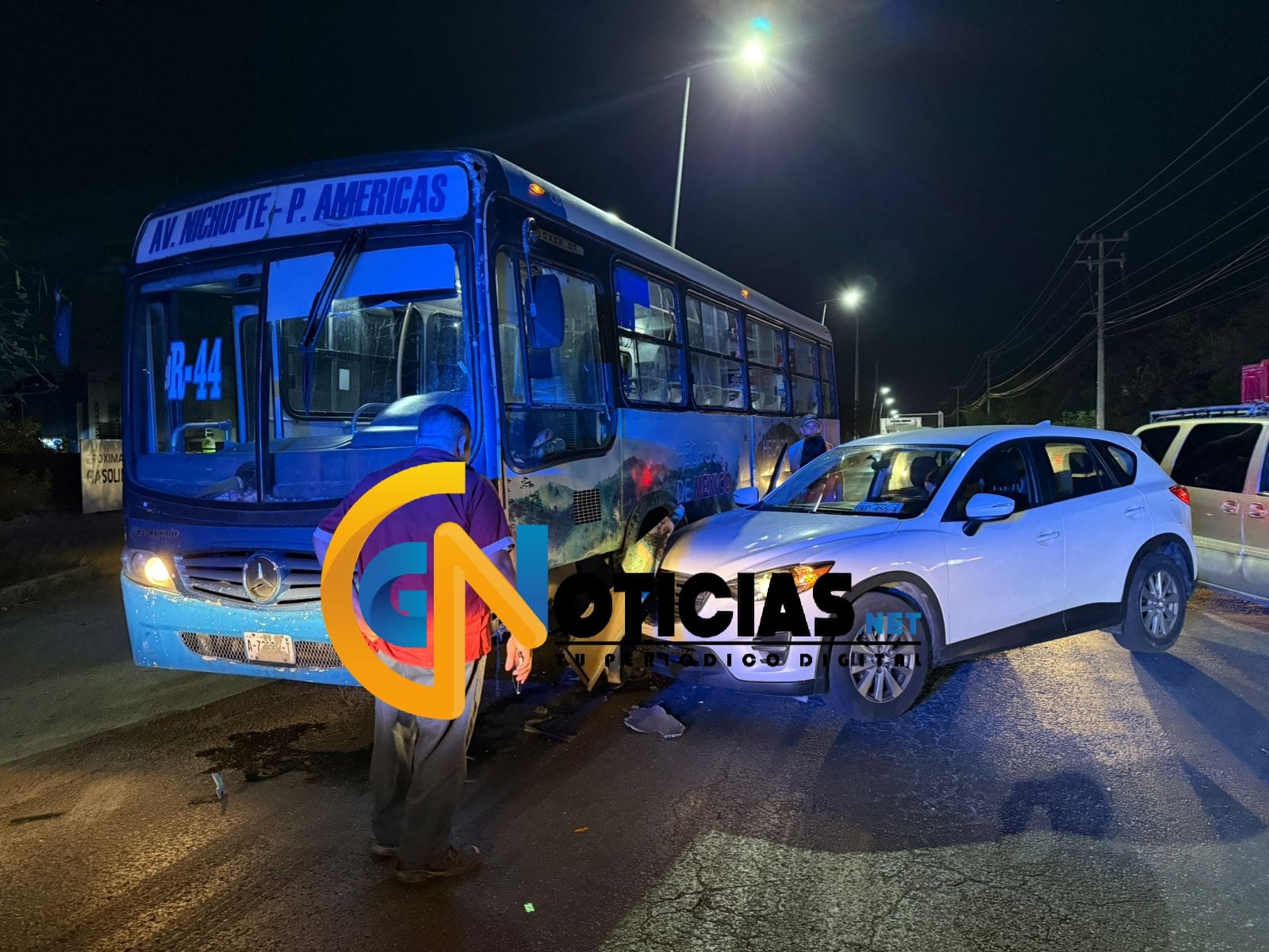 Distraída mujer se endeuda al chocar a un camión en la avenida periférico, dejando varios daños materiales y un buen susto al chofer que ya se retiraba a descansar