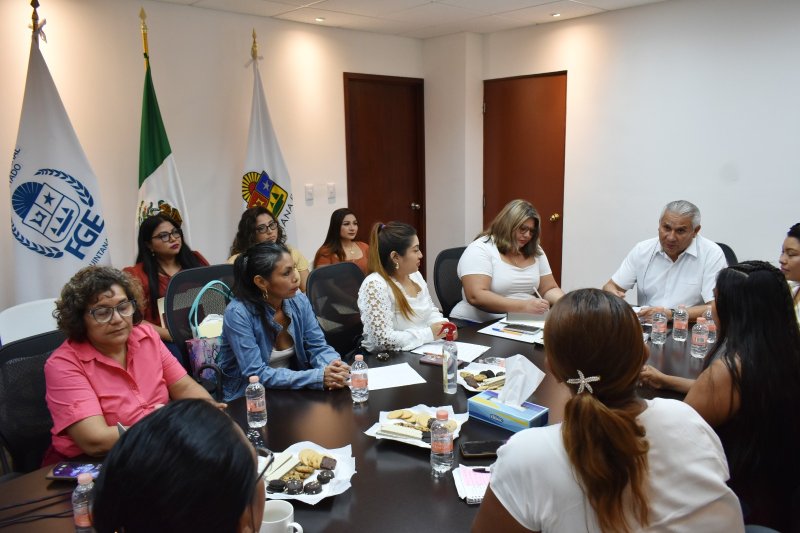 El Fiscal General Raciel López Salazar se reunió con integrantes del Frente Nacional de Mujeres, quienes son impulsoras, entre otras causas, del fomento a la cultura de la denuncia por violencia vicaria, celebrando la primera sentencia lograda por este delito en Quintana Roo.