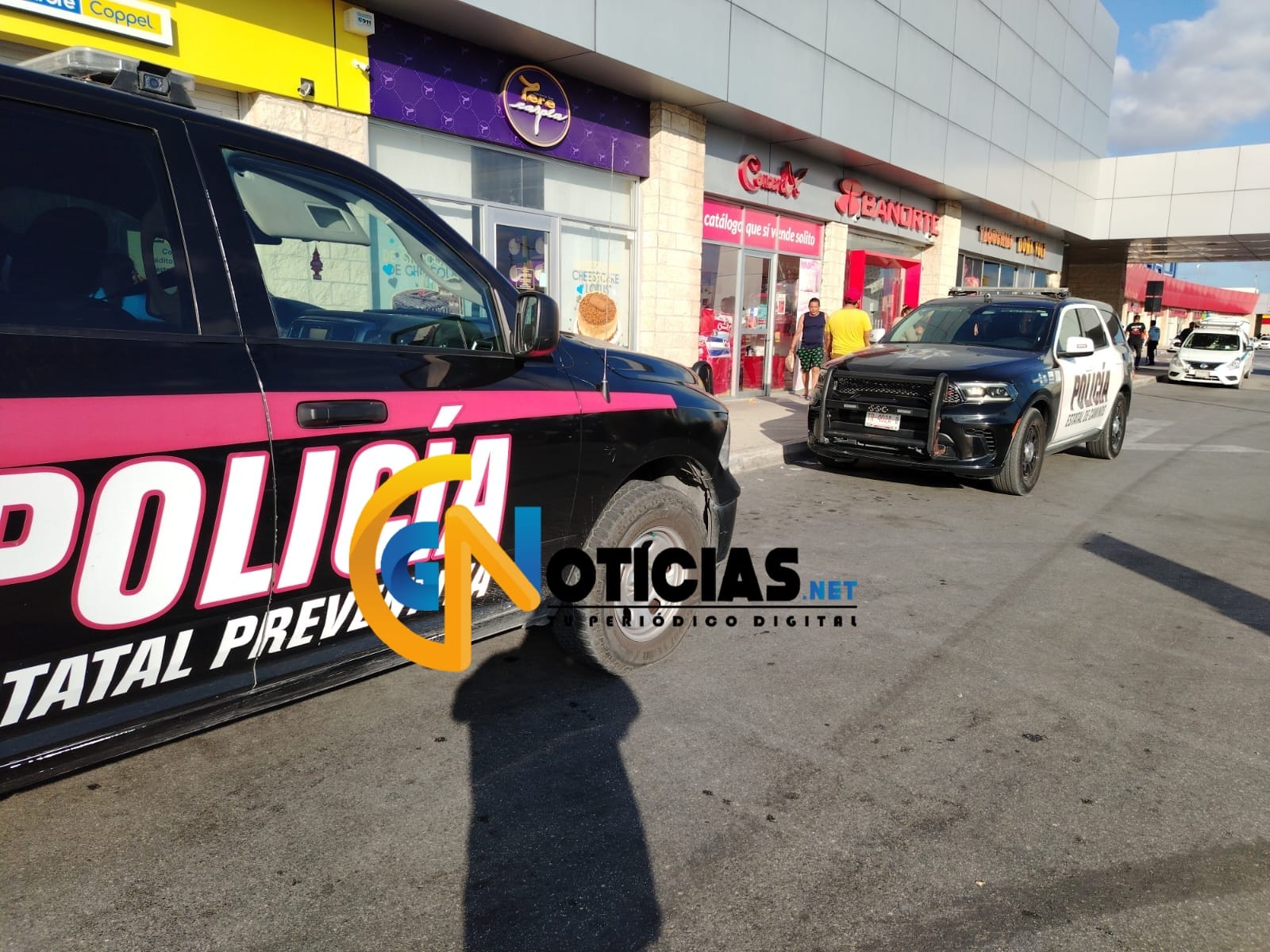 Un violento asalto a mano armada se registró la tarde de este viernes a una tienda Coppel de la plaza Arco Norte, donde generó una intensa movilización policiaca por toda la región 251. Se presume que los delincuentes se llevaron dinero y joyas.