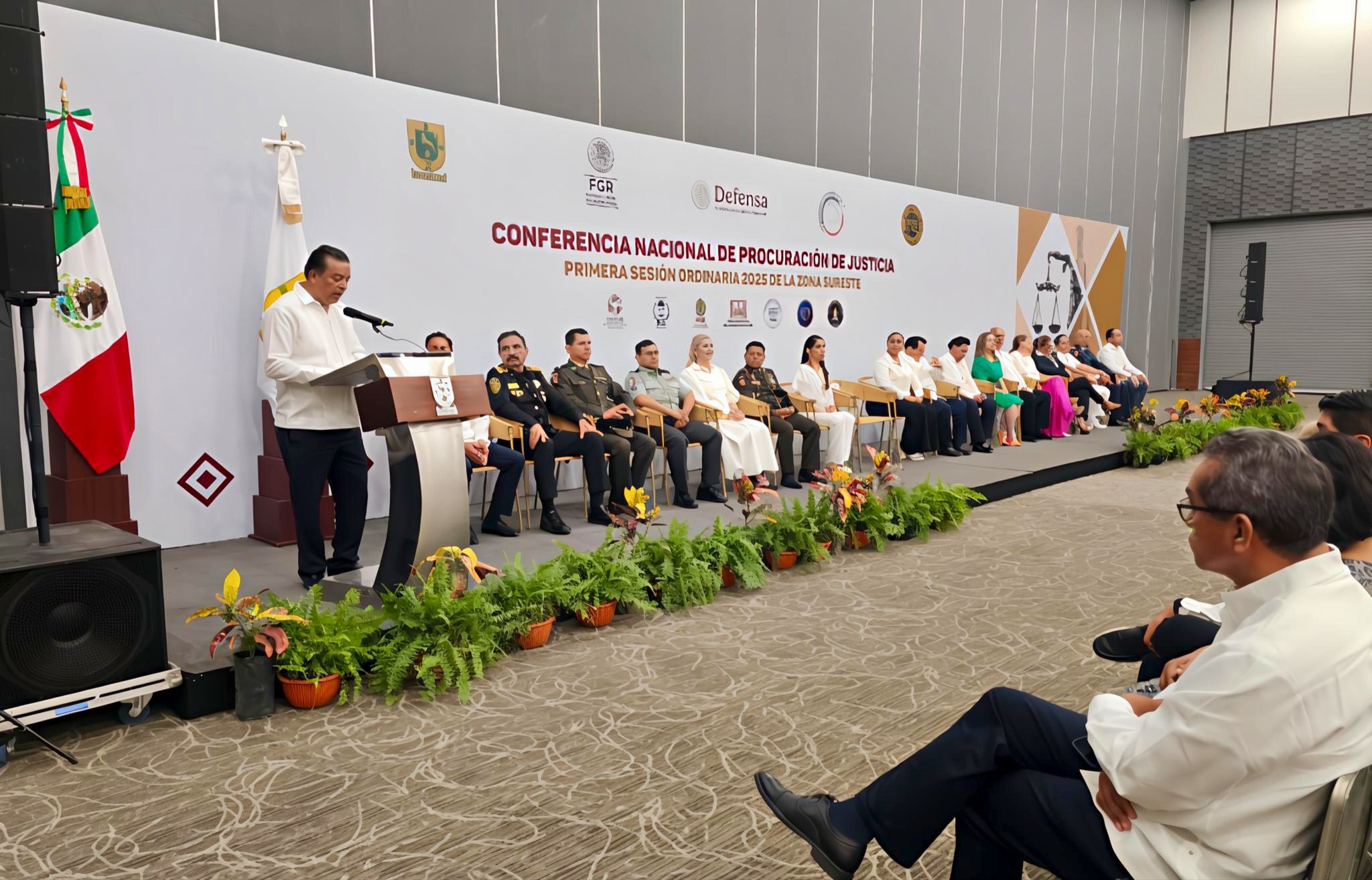 El titular de la #FGEQuintanaRoo, Raciel López Salazar, participa en la Conferencia Nacional de Procuración de Justicia, de la Zona Sureste, que se lleva a cabo en Mérida, Yucatán, donde el Gobernador Joaquín Díaz Mena dio la bienvenida a los asistentes.