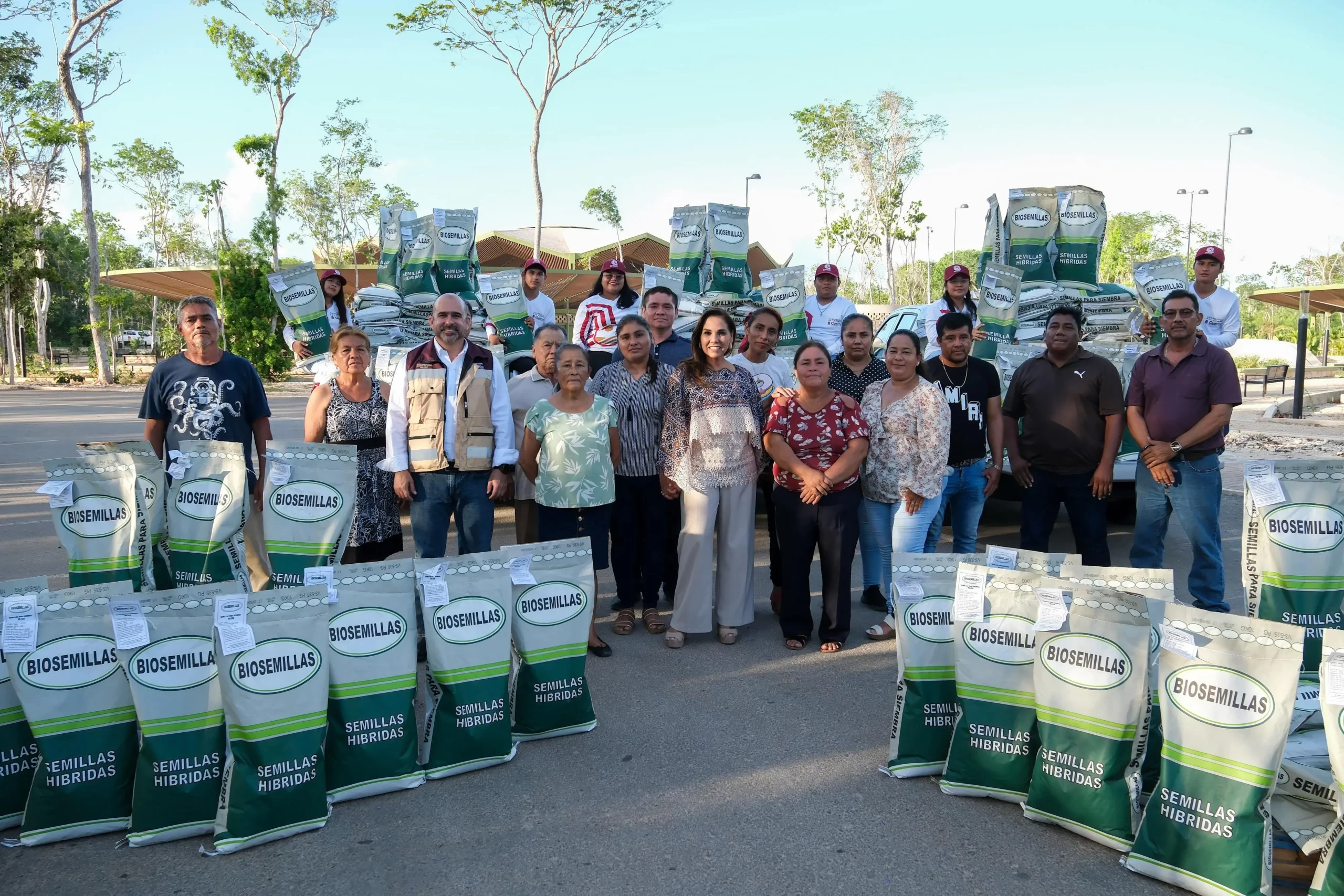 Entrega Mara Lezama 70 toneladas de semilla mejorada de maíz, en beneficio de casi mil 700 familias de municipios del sur