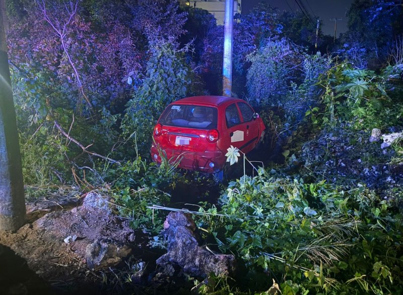 La madrugada de este miércoles, un conductor perdió el control de su vehículo y terminó fuera de la vía sobre la avenida 135, a un costado del residencial Aqua.