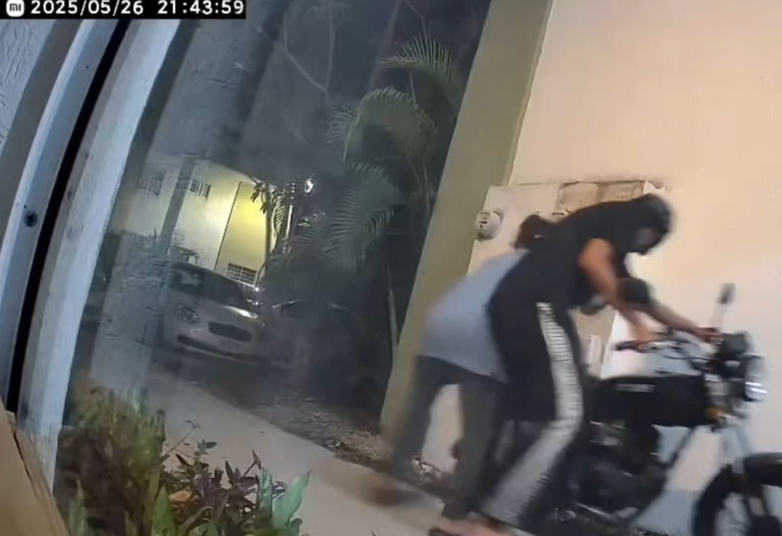 Captan a dos sujetos robando motocicleta en Residencial Turquesa; piden ayuda para identificarlos