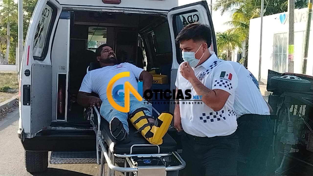 Un Pochimóvil, con número económico 701, terminó volcado sobre su costado derecho tras ser impactado por un auto azul en la avenida Lakin, a la altura de la región 259, en el fraccionamiento Las Palmas.