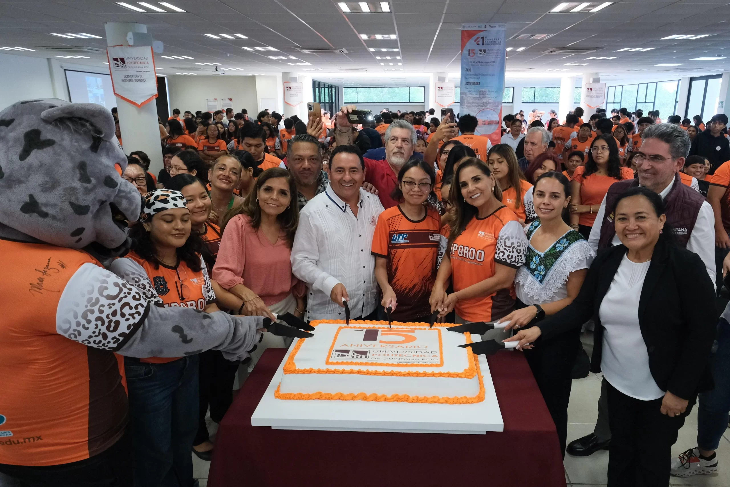 Con alumnas y alumnos, Mara Lezama celebra 15 aniversario de la Universidad Politécnica de Quintana Roo