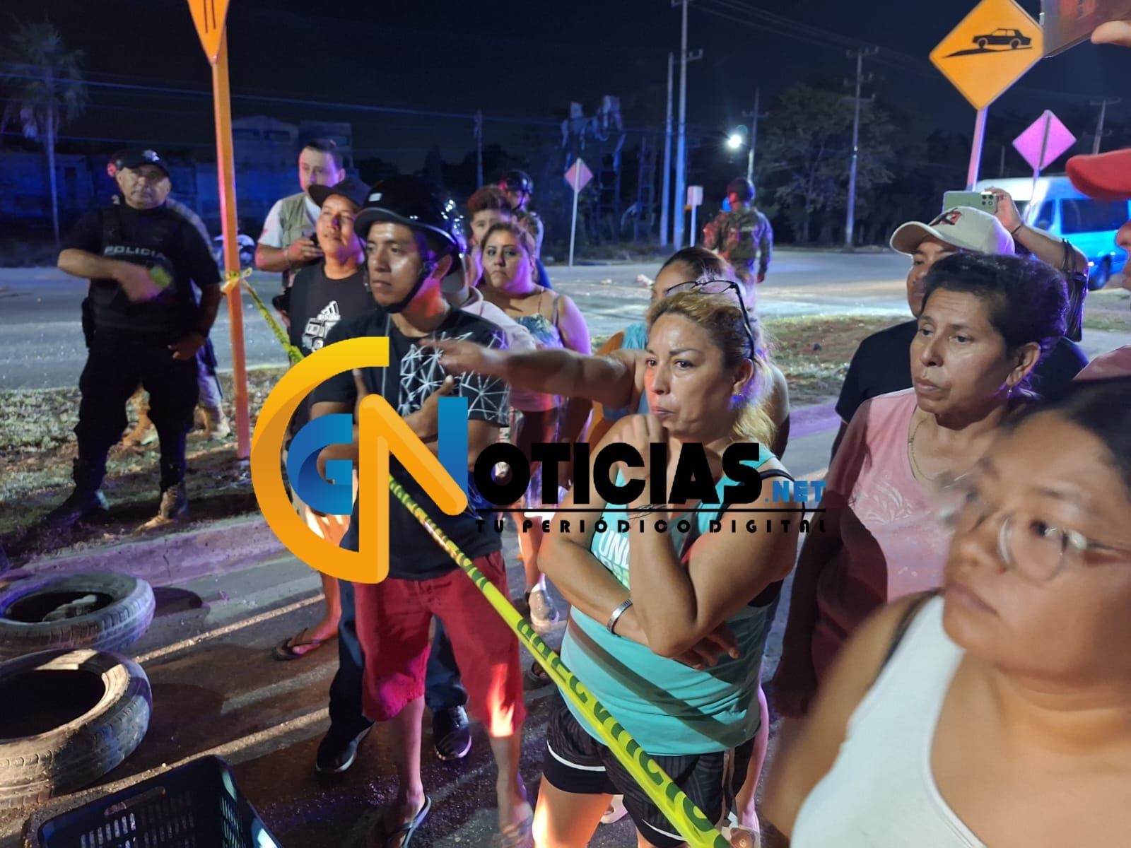 Por segunda ocasión, en menos de 24 horas, vecinos de la colonia Santa Cecilia cerraron parte de la avenida José López Portillo por problemas con la luz.