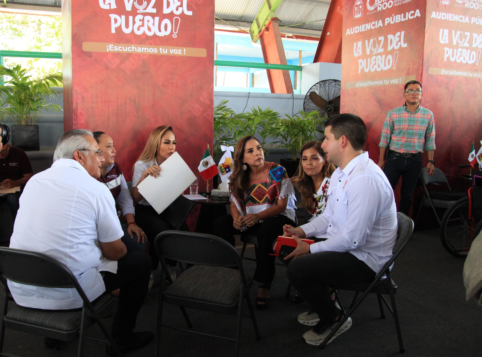 El Fiscal General Raciel López Salazar acompaña a la Gobernadora Mara Lezama en la audiencia pública “La Voz del Pueblo”, en el Domo 2, de la Región 103, de Cancún.