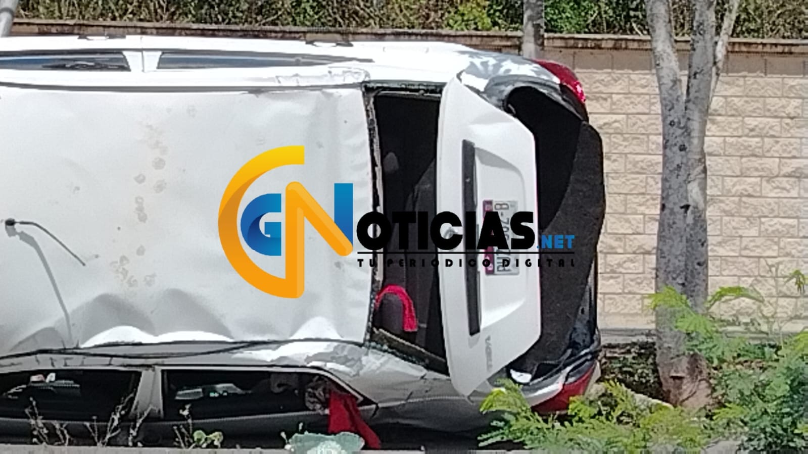 Conductor se lesiona tras volcar su auto cerca de la Décima Brigada Militar en Cancún; fue trasladado al hospital