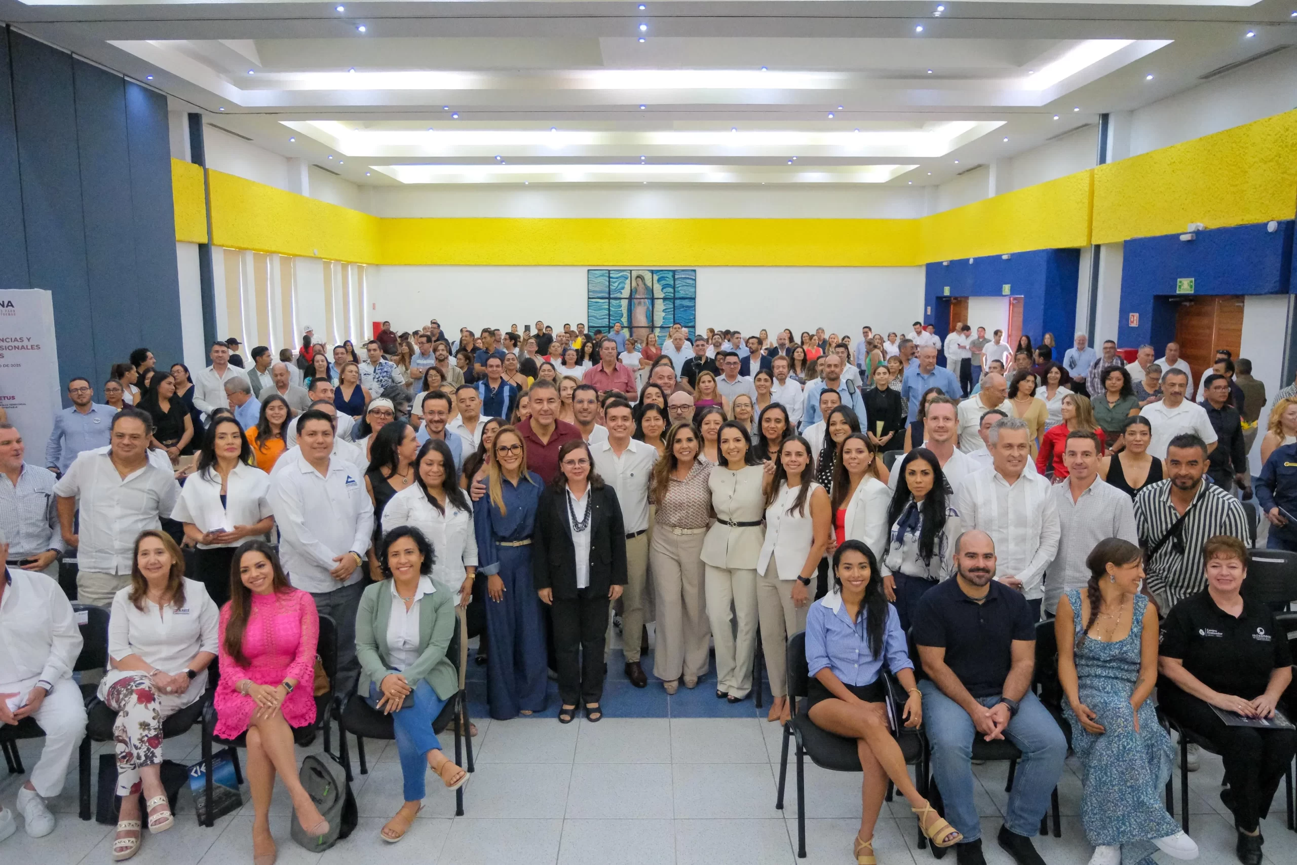 Para dar certeza jurídica y fortalecer la confianza en inversionistas, Mara Lezama entrega 181 matrículas a asesores inmobiliarios
