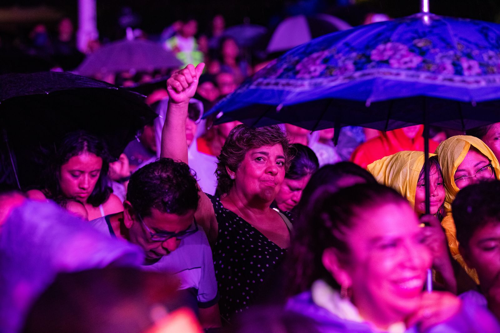La alegría de las madres colmó la Plaza 28 de Julio; ni la lluvia detuvo el canto con Reyli Barba en Playa del Carmen