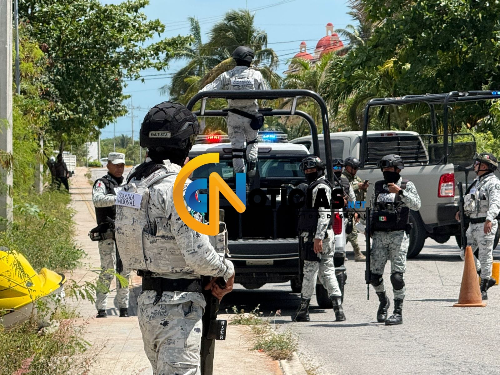 Un cuerpo ensabanado fue encontrado con varios signos de violencia en un área verde de la avenida puerto Juárez