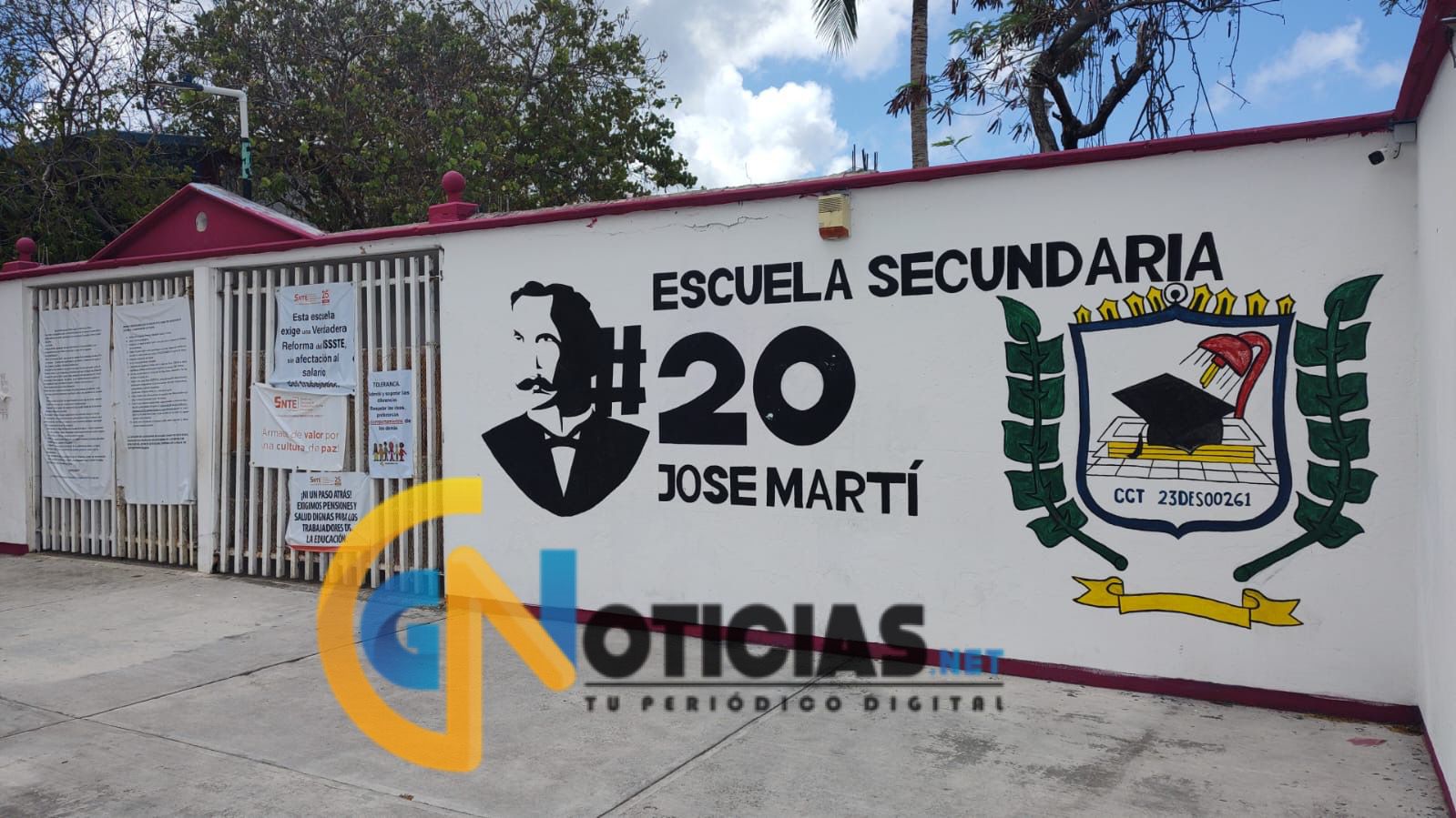 Un estudiante de la secundaria José Martí resultó herido con un arma blanca dentro de un salón de clases, presuntamente agredido por otro alumno.