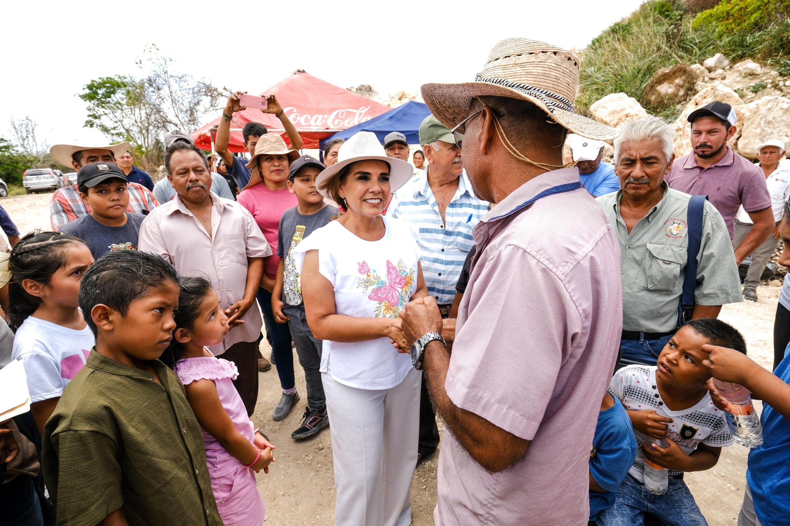 Entrega Mara Lezama camino sacacosechas de Cacao, totalmente rehabilitado, para beneficio de productores y habitantes