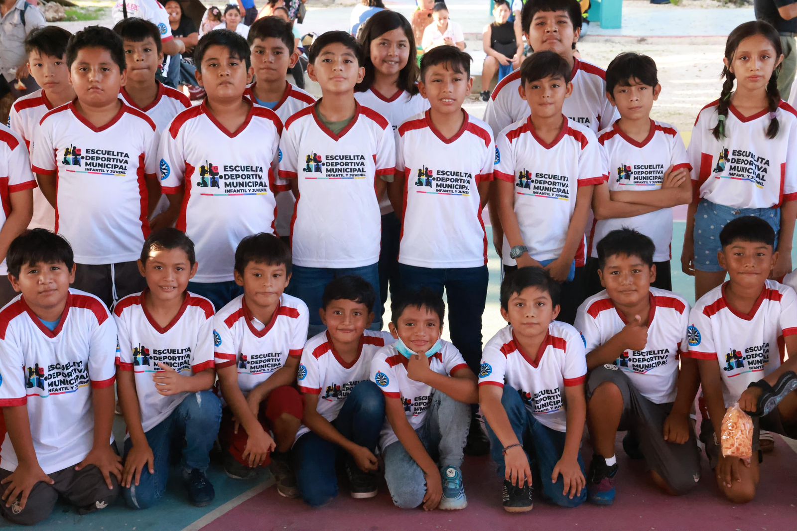 Gobierno Municipal entrega uniformes nuevos a los alumnos de la Escuelita Deportiva Municipal de Ciudad Mujeres