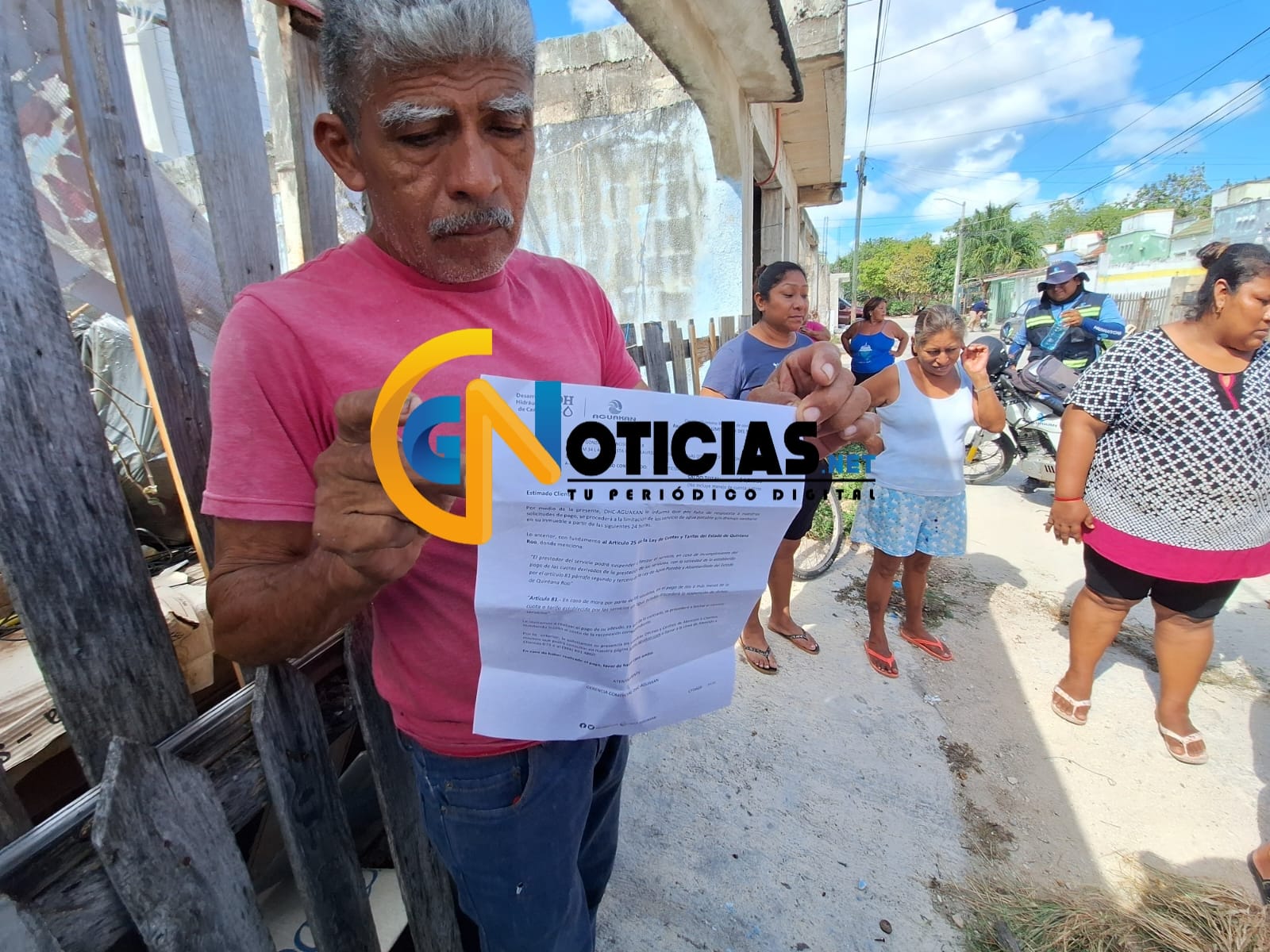Un trabajador dé Aguakan sufrió por instantes la furia de unas vecinas justo, cuando entregaba un aviso de corte del agua en Villas Otoch tercera etapa