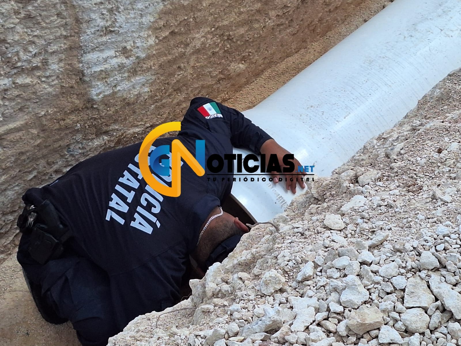 Dos amantes de lo ajeno se refugian en una tubería de PVC para evitar sé detenidos, luego de ser descubiertos robándose un taxi en una obra de Cadu de la supermanzana 260.