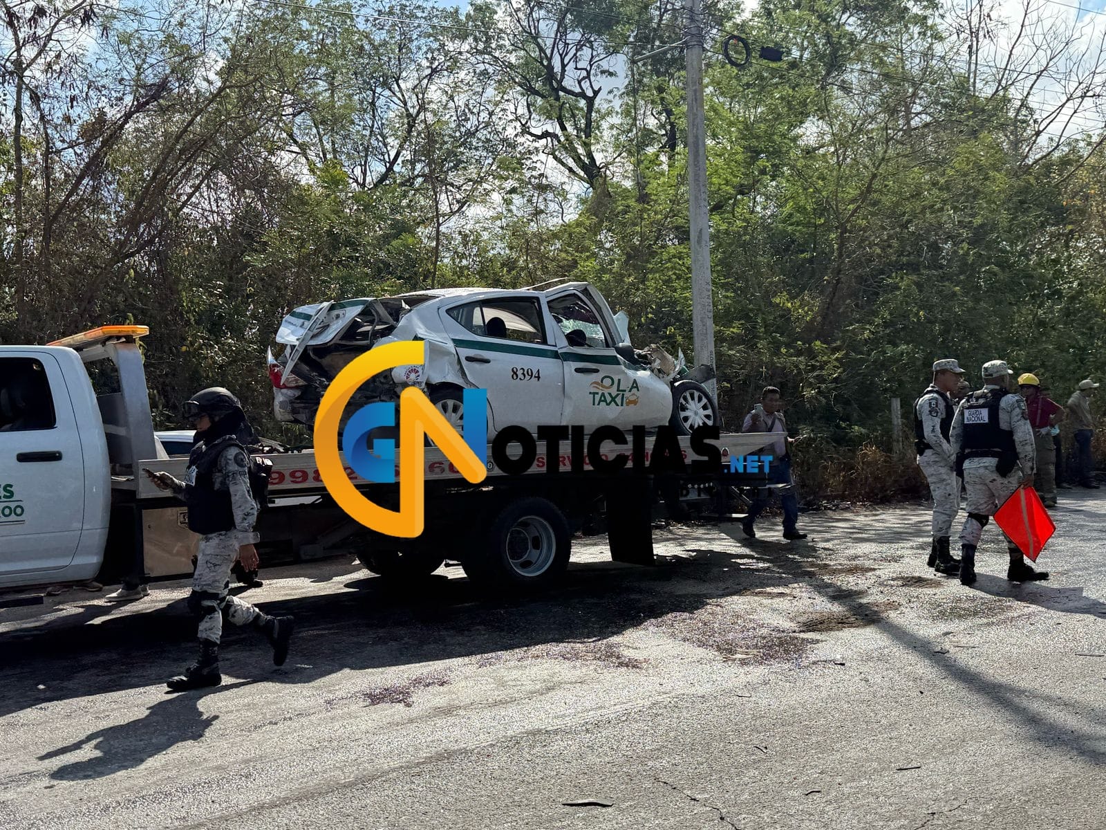 Cinco lesionados y cuantiosos daños materiales fue el saldo de un aparatoso accidente automovilístico registrado sobre la avenida Periférico; el presunto responsable logró darse a la fuga.
