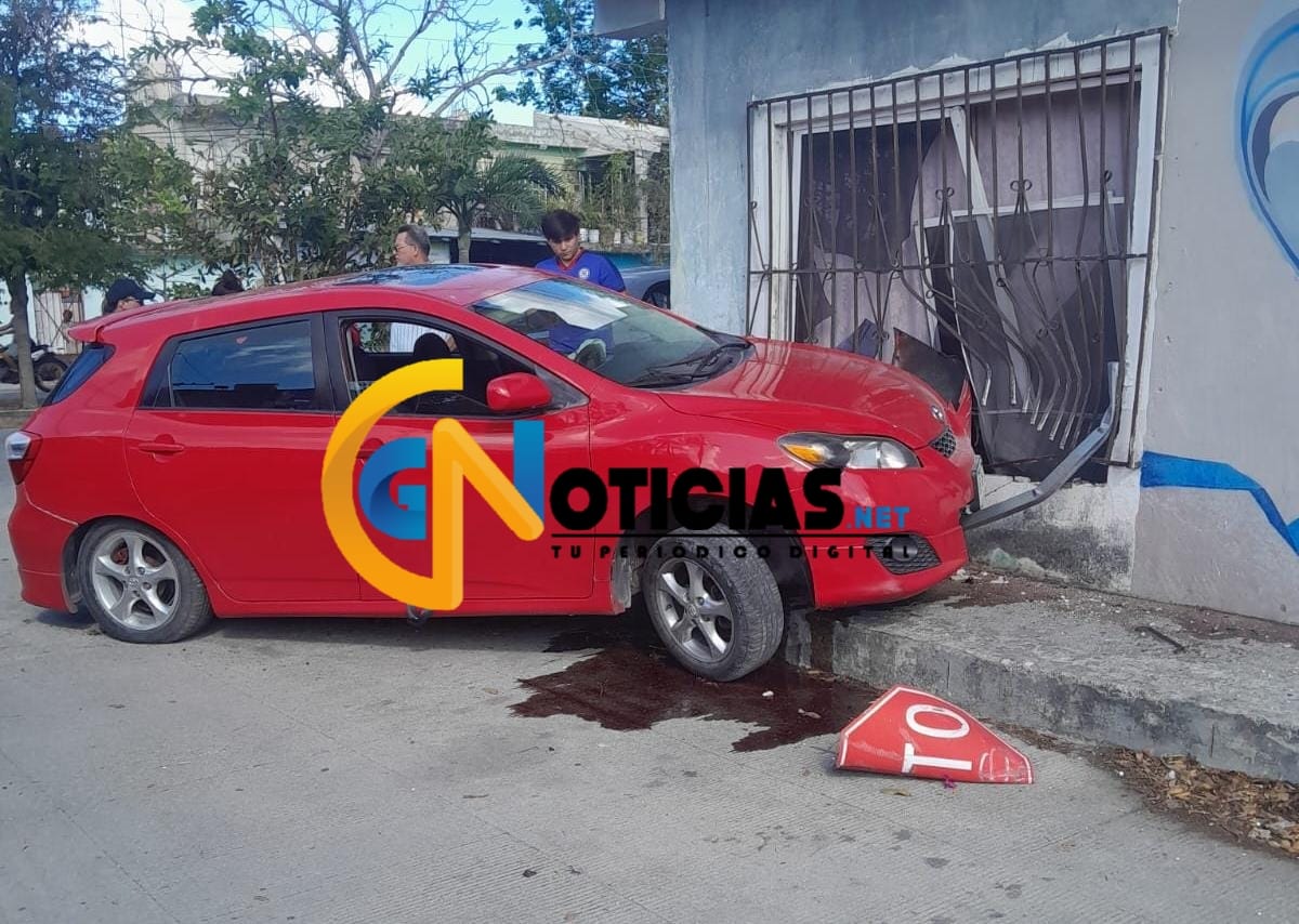 Un motociclista persiguió a una mujer, la cual perdió el control de su unidad y se estrelló contra una casa de la región 102.
