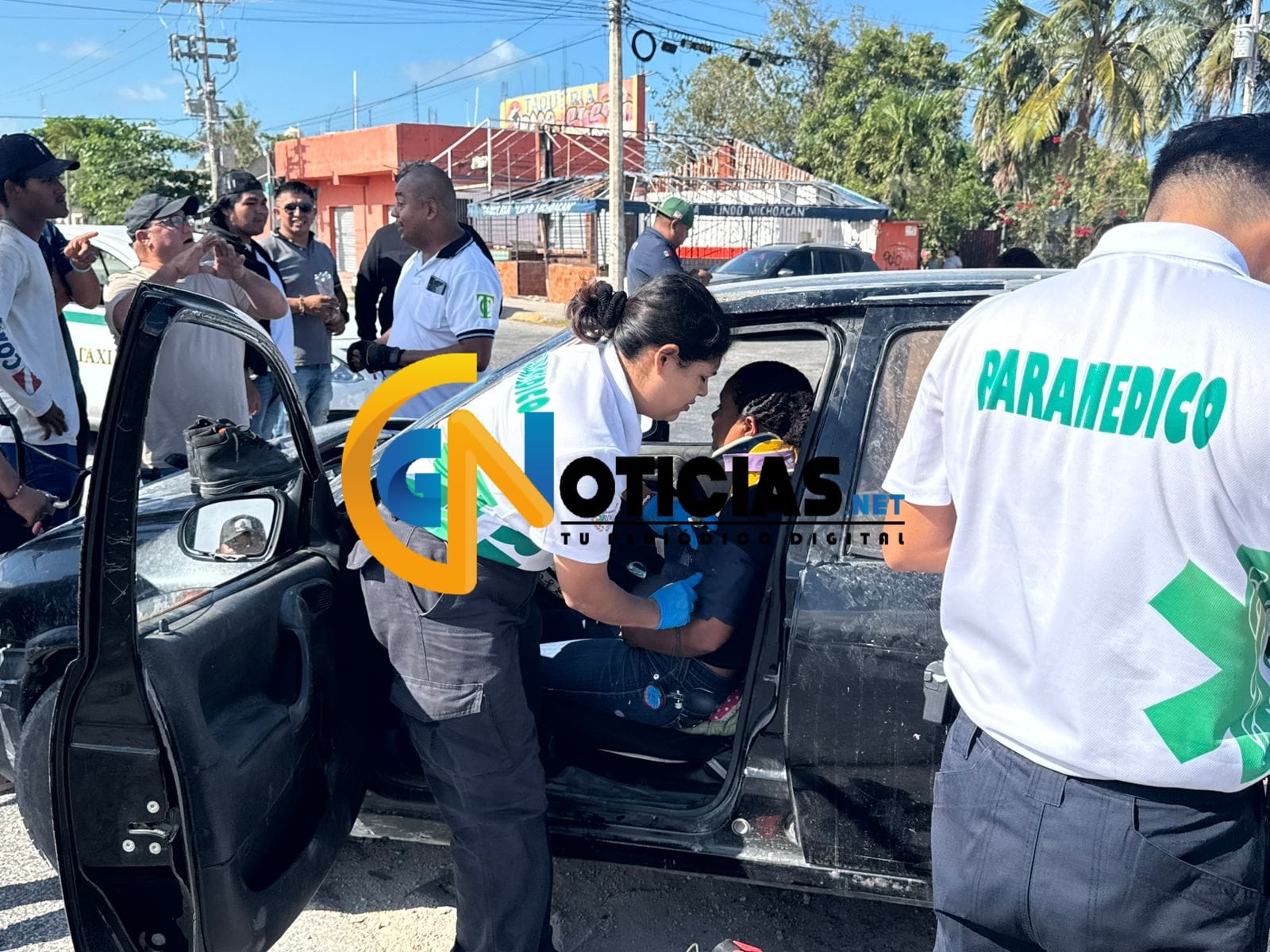 Un aparatoso accidente se registró está tarde de sábado cuando dos vehículos se impactaron en el cruce de las vendas 20 de noviembre y la prolongación Tulum, frente a la región 240.