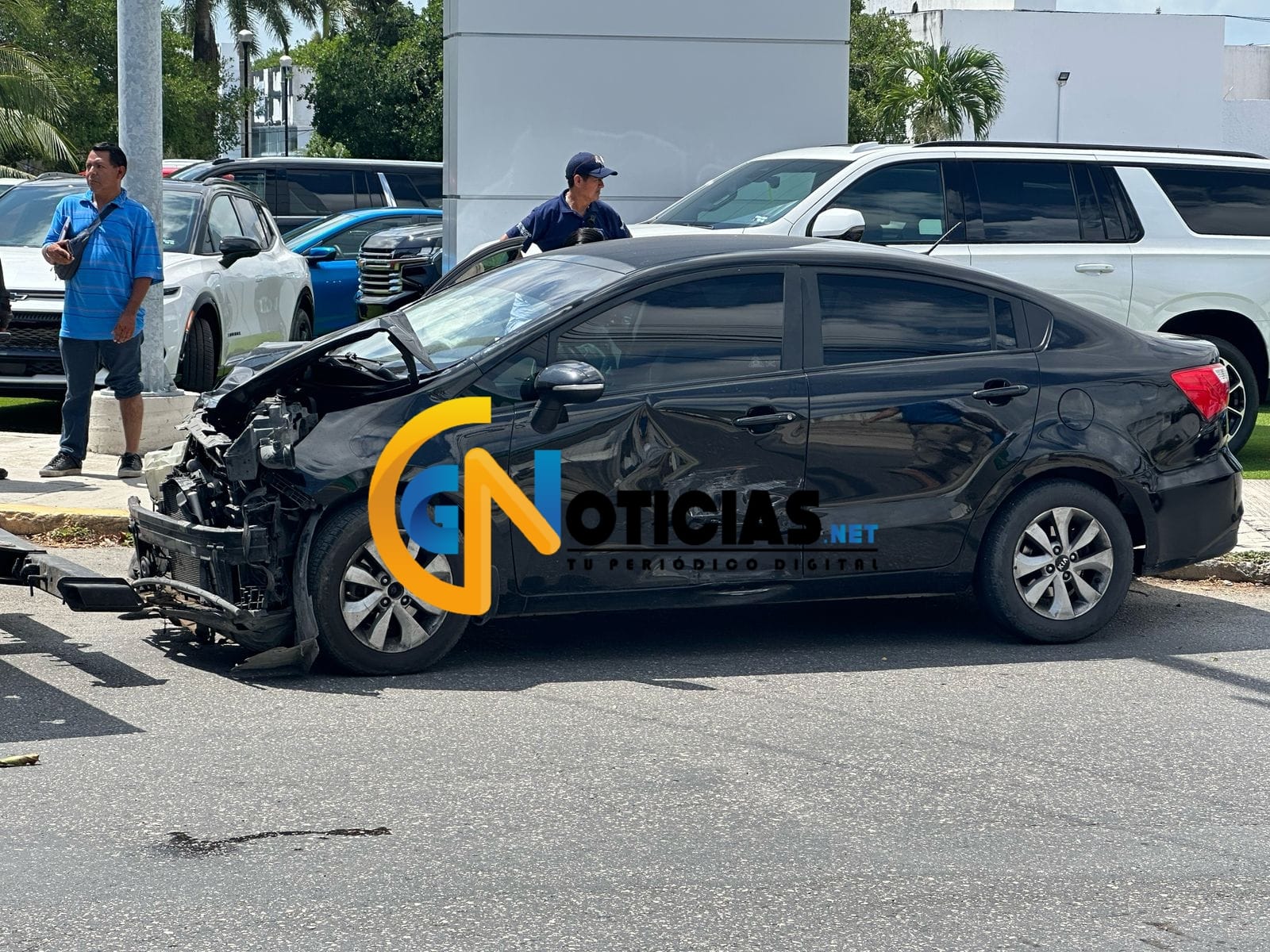 Un aparatoso accidente dejó cuantiosos daños materiales en el cruce de la avenida kabah y Chichén Itzá, al parecer hubo lesionados pero no de gravedad