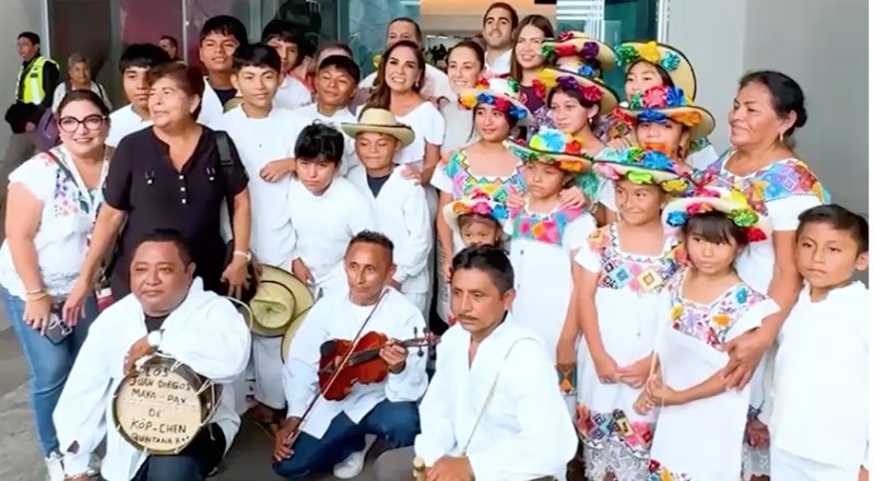 El pueblo de Quintana Roo recibe con entusiasmo a la presidenta de México, Claudia Sheinbaum, en el Aeropuerto Internacional de Cancún, acompañada por la gobernadora Mara Lezama, durante su visita al estado.