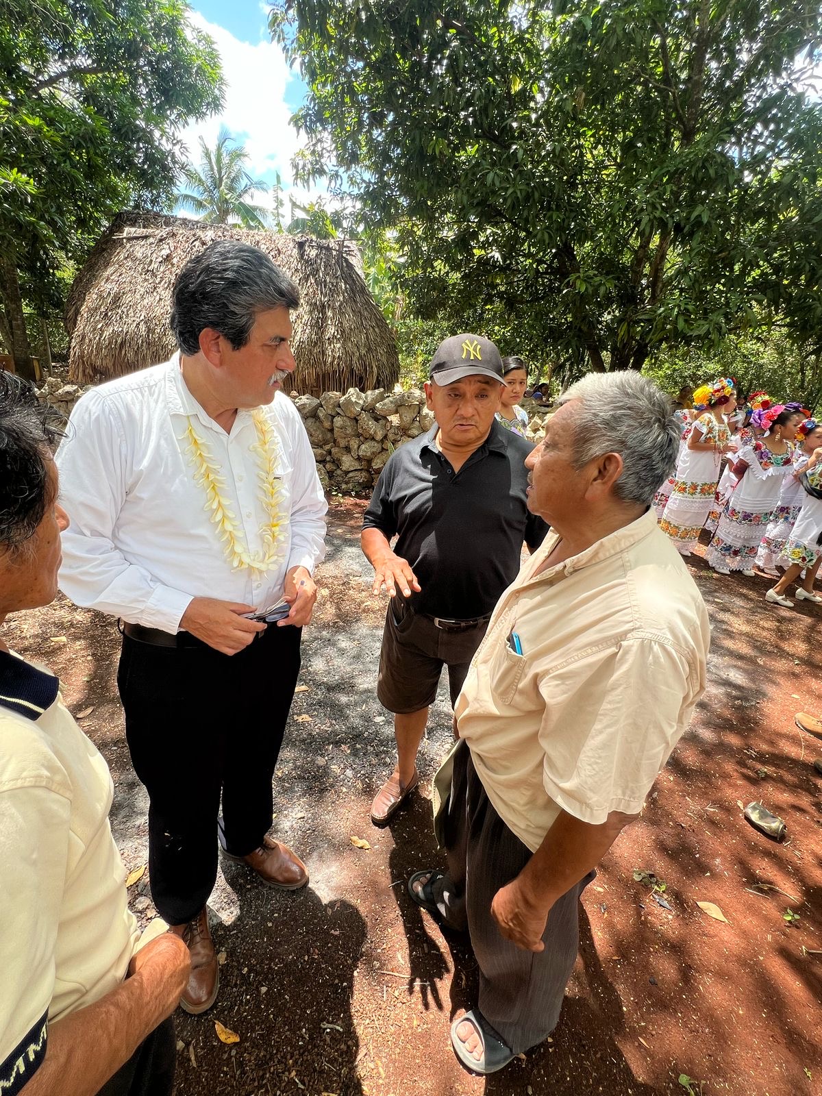 Enrique Morales Pardo Delegado de la SADER En quinta Roo, se reúne con con más de 150 pequeños productores de pitahata así como campesinos en el poblado de Tihosuco perteneciente al municipio de Felipe Carrillo Puerto.